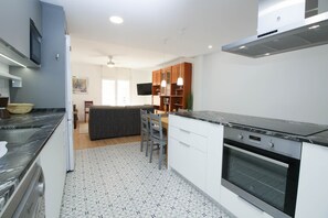 Réfrigérateur, micro-ondes, lave-vaisselle, cafetière/bouilloire