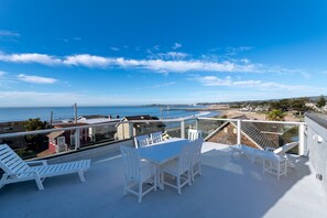 Outdoor dining - Casa Grande overlooking Twin Lakes Beach (Santa Cruz)