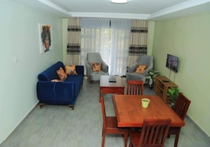 Leilighet | Oppholdsområde | En 28-tommers Flatskjerm-TV med digitale kanaler