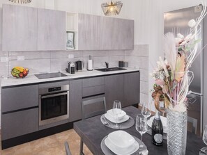 Geladeira, micro-ondas, fogão, cooktop