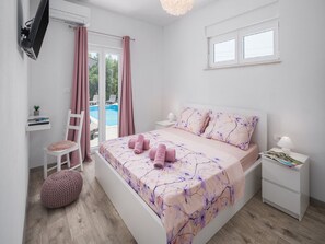 3 habitaciones, tabla de planchar con plancha, internet y ropa de cama
