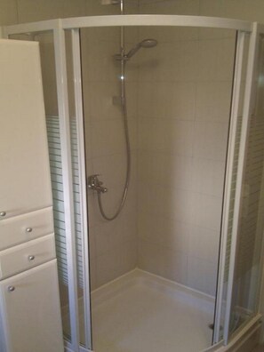 Douche, sèche-cheveux, serviettes fournies