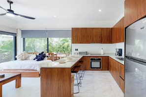 Refrigerador, horno, parrilla de estufa y cafetera y tetera