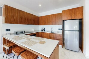 Refrigerador, horno, parrilla de estufa y cafetera y tetera