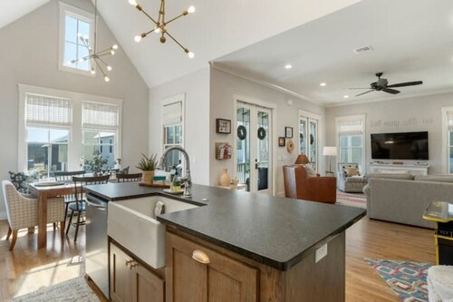 Dog Friendly Home in Carlton Landing | Blue Haven