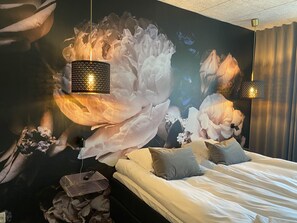 In-room safe, individually decorated, individually furnished, desk - Hotel Sov Godt Herning (Herning)