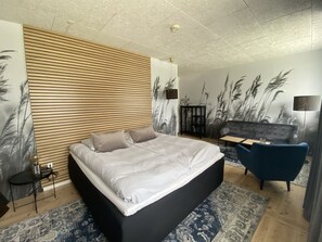 客房內保險箱、獨特裝潢、布置獨特、書桌