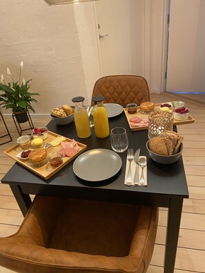Free daily cooked-to-order breakfast