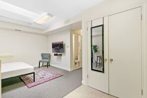1 slaapkamer, een strijkplank/strijkijzer, gratis wifi, beddengoed
