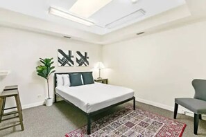 1 bedroom, iron/ironing board, free WiFi, bed sheets - Chic Studio - In Downtown Highland Park, by Metra (Highland Park)