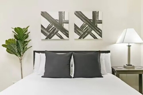 Chic Studio - In Downtown Highland Park, by Metra