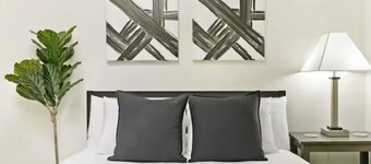 Chic Studio - In Downtown Highland Park, by Metra