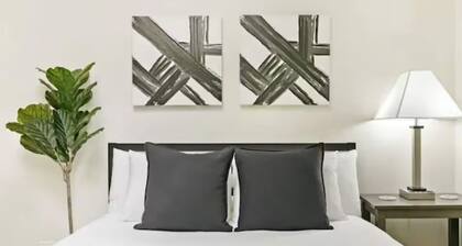 Chic Studio - In Downtown Highland Park, by Metra