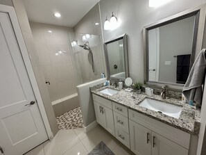 Shower, hair dryer, towels, soap - Welcome to the Beautiful Pool House of North Port! (North Port)