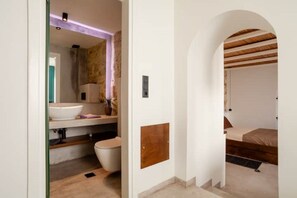 Doccia, asciugacapelli, asciugamani, sapone
