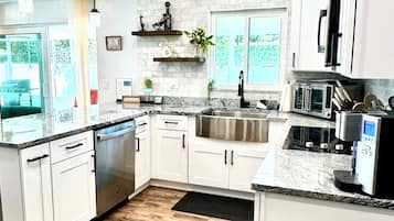 Kjøleskap, mikrobølgeovn, ovn og kokeplater