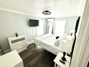 2 bedrooms, iron/ironing board, free WiFi, bed sheets - Retro, Classic with a splash of Downtown (Dunedin)