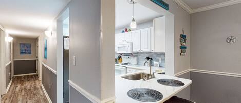 Kylskåp, mikrovågsugn, ugn och spishäll