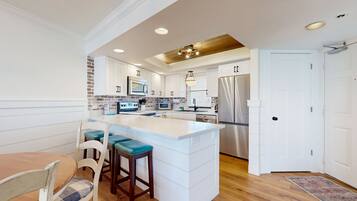 KĂŒhlschrank, Mikrowelle, Ofen, Herdplatte