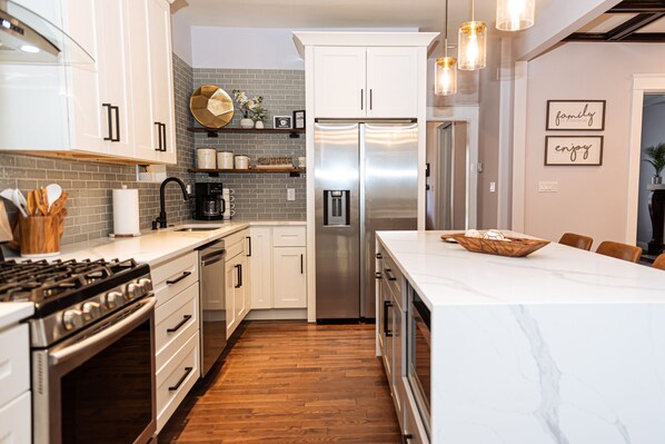 Refrigerador, microondas, horno y parrilla de estufa 