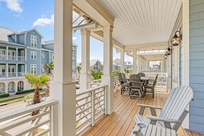 Outdoor dining - Inviting coast home with pool, balcony, golf on-site, & W/D (Port Aransas)