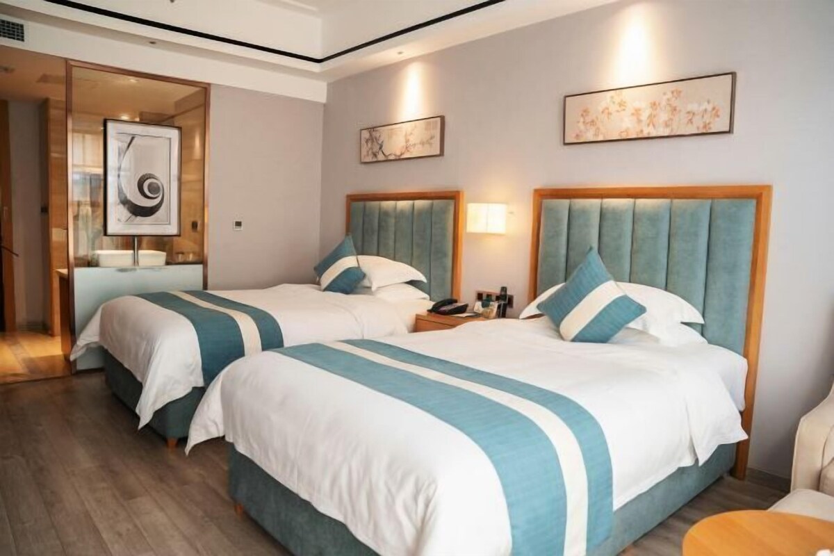 Hotellihuoneessa on kaksi sänkyä, joissa kummassakin on pääty sekä yöpöytä ja lamppu. Huoneesta on ovi kylpyhuoneeseen ja siellä on myös pieni oleskelualue.
