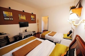 A hotel room with two beds, a television, a desk with a chair, and artwork on the wall. - Maple Leaf Inn Lijiang (Lijiang)
