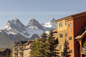 Exterior - Canmore Beautiful Condo Best Views Best Rates (Canmore)