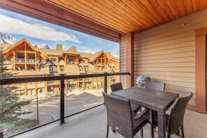 Outdoor dining - Canmore Beautiful Condo Best Views Best Rates (Canmore)