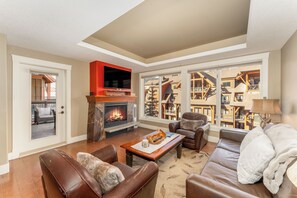 Smart TV, fireplace - Canmore Beautiful Condo Best Views Best Rates (Canmore)