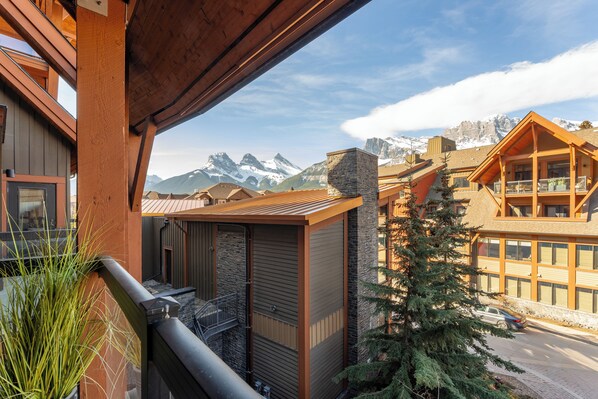 Property grounds - Canmore Beautiful Condo Best Views Best Rates (Canmore)