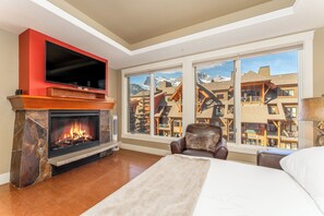 1 bedroom, in-room safe, desk, iron/ironing board - Canmore Beautiful Condo Best Views Best Rates (Canmore)