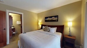 1 Schlafzimmer, Zimmersafe, Schreibtisch, Bügeleisen/Bügelbrett