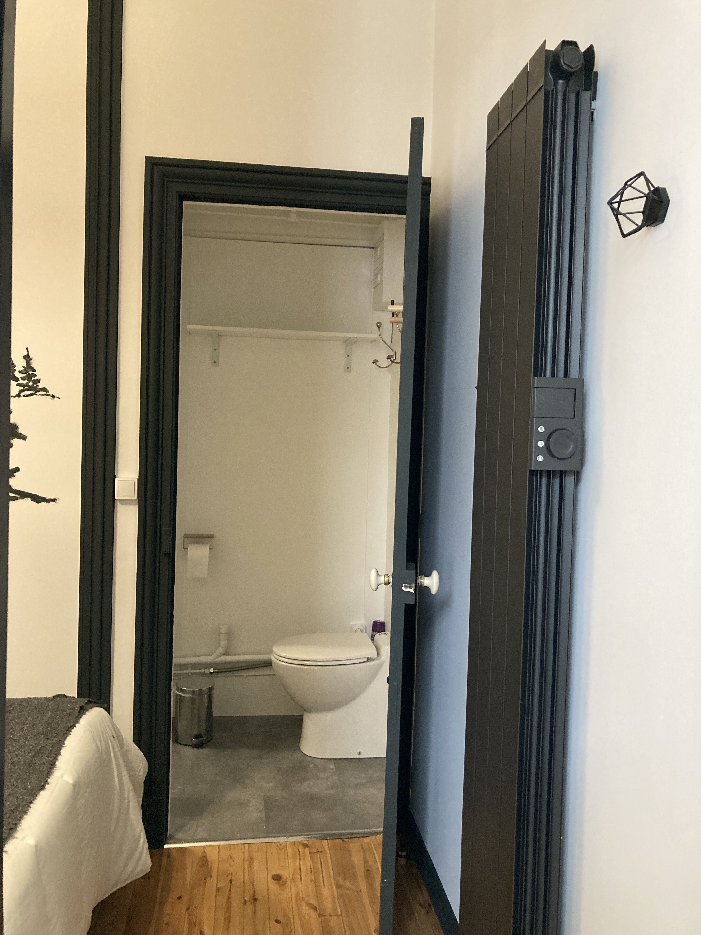 シャワー、ヘアドライヤー、石鹸、トイレットペーパー