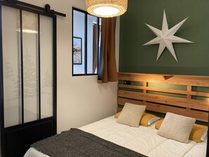 1 chambre, fer et planche à repasser, lit de bébé portatif, Wi-Fi