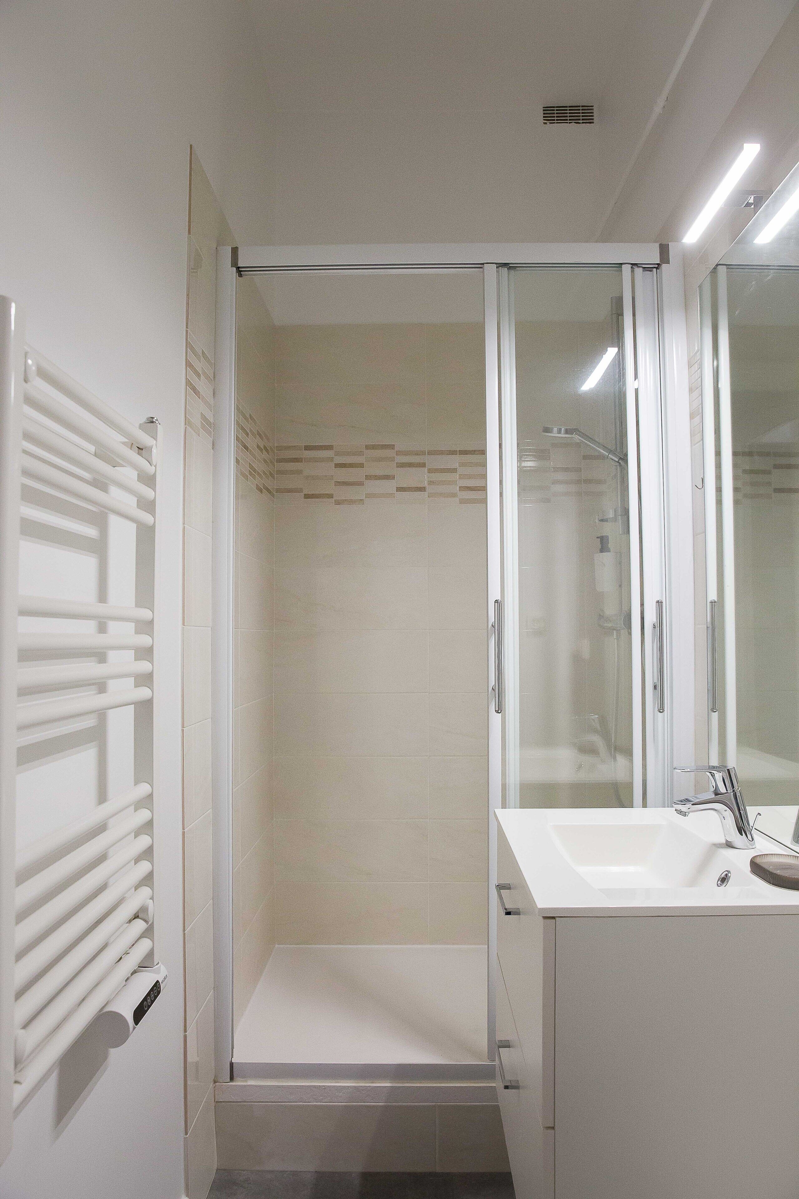 Dusche, Haartrockner, Seife, Toilettenpapier