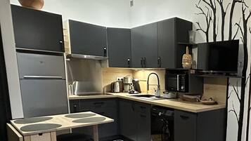 Kylskåp, mikrovågsugn, ugn och spishäll