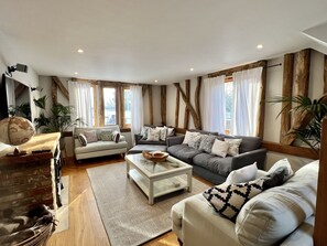 Smart TV, fireplace, books - Beautiful Large Family Barn with stunning views and hot tub (Owlswick)