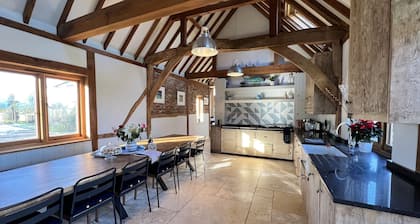 Beautiful Large Family Barn with stunning views and hot tub