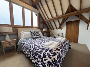 6 bedrooms, iron/ironing board, travel cot, free WiFi - Beautiful Large Family Barn with stunning views and hot tub (Owlswick)