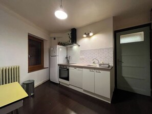 Fridge, microwave, oven, stovetop - Grand Appartement des Marmottons (Bonne)