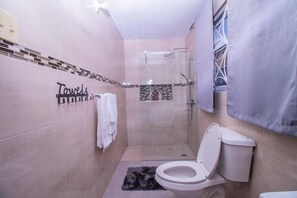 Hair dryer, towels, soap, shampoo - This elegantly furnished home is the ultimate luxury escape! (Angels Estate)