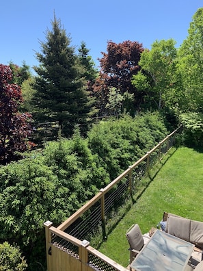 Outdoor dining - Cozy family home. Min to downtown, beaches, golf, and trails! (Cornwall)