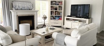 Cozy family home. Min to downtown, beaches, golf, and trails!