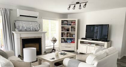 Cozy family home. Min to downtown, beaches, golf, and trails!