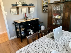 Dining - Cozy family home. Min to downtown, beaches, golf, and trails! (Cornwall)