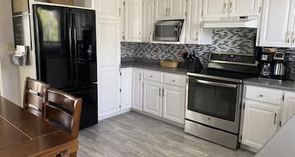 Cozy family home. Min to downtown, beaches, golf, and trails!