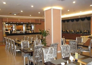 Ein Restaurant mit Barbereich, mehreren Tischen und Stühlen.