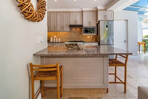 Private kitchen - Skylit under trees in Somerset West 5 minutes away from world class wine farms (Cape Town)