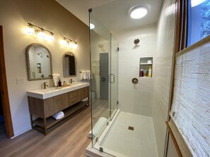 Eco-friendly toiletries, hair dryer - Alpine Fox Luxury Intown Getaway, 3 King Beds (Highlands)